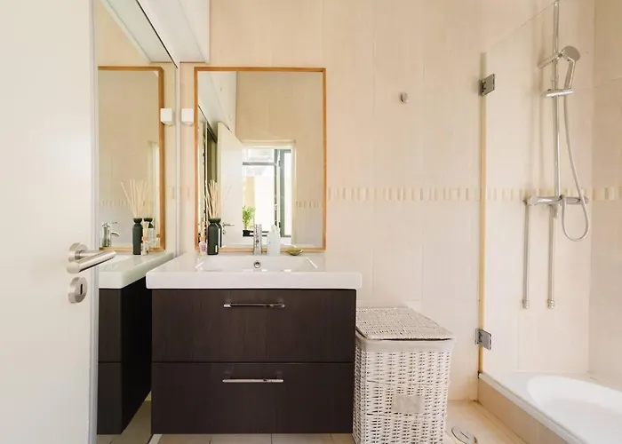 Chiado Gem Private Pool & Patio Retreat *