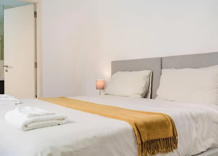 Chiado Gem Private Pool & Patio Retreat Apartament Lizbona