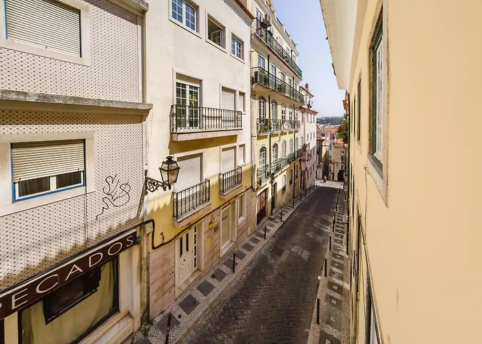 Chiado Gem Private Pool & Patio Retreat