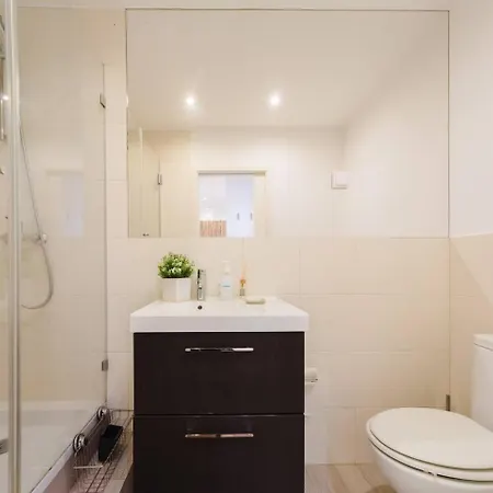 Daire Private Pool Chiado Gem, Patio Retreat Wac